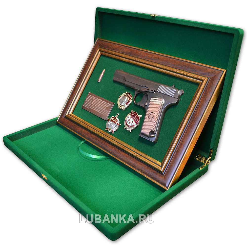 Панно с пистолетом «ТТ» с наградами СССР